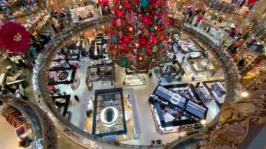 Paris mi? 27 Kasım 2019. Lafayette alışveriş merkezinin zemin katındaki parfüm ve kozmetik mağazaları Noel zamanı, en iyi manzara.