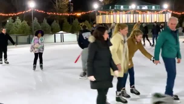 Washingtonban. 2019. december 29. Emberek a korcsolyapályán a karácsonyi ünnepek alatt, USA — Stock videók