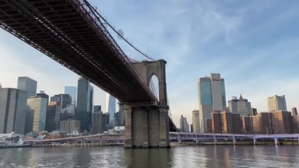 Парусник под Бруклинским мостом с видом на Нижний Манхэттен — стоковое видео