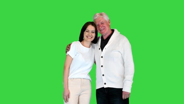 Menina feliz com o avô sorrindo para a câmera em uma tela verde, Chroma Key. — Vídeo de Stock