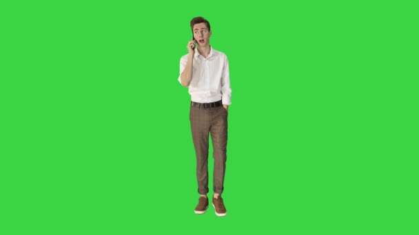 Yakışıklı adam yeşil ekranda yürüyor ve konuşuyor, Chroma Key.. — Stok video