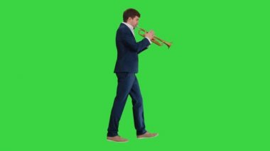 Yeşil Ekran, Chroma Key 'de trompet çalan şık bir cazcı..
