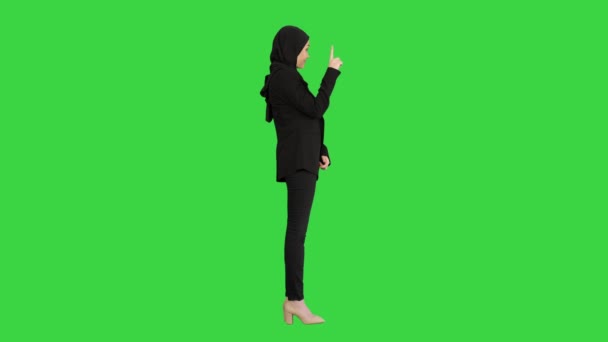 Arabska bizneswoman in hijab kiwnięcie palcem i kiwanie głową w aprobacie na zielonym ekranie, Chroma Key. — Wideo stockowe