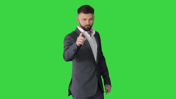 緑色の画面に親指を立てているビジネスマン、クロマキー. — ストック動画