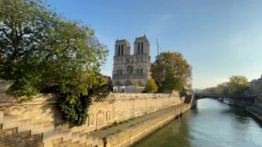 Notre Dame de Paris Köprü manzarası güneşli bir günde