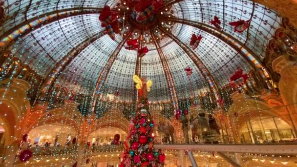 Paris. 27 november 2019. Vackra julpynt av Lafayette köpcentrum, Paris, Frankrike — Stockvideo