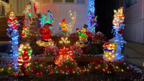 Nova Iorque. 27 dezembro 2019. Decorações de varanda e gramado para o Natal, Dyker Heights, NYC, EUA — Vídeo de Stock