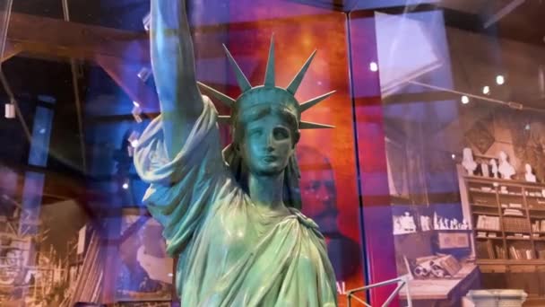 Στη Νέα Υόρκη. 27 Δεκεμβρίου 2019. Μικρότερο αντίγραφο του Αγάλματος της Ελευθερίας, Μουσείο Νησί της Ελευθερίας, ΗΠΑ — Αρχείο Βίντεο