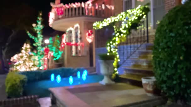 화려 한 크리스마스 조명들이 집과 잔디를 장식하고 있다 — 비디오