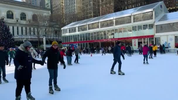 Från New York. 27 december 2019. Folk skridskoåkning i Bryant Park under julen semester, NYC, USA — Stockvideo