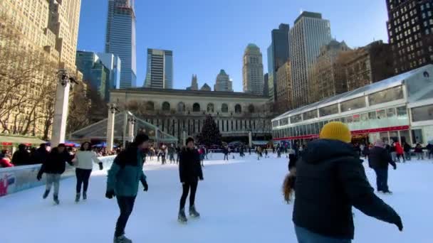 Nova Iorque. 27 dezembro 2019. Patinação no gelo em Bryant Park, NYC, EUA — Vídeo de Stock