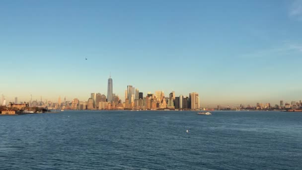 Downtown Manhattan and Ellis Island at sunset, view from the Upper New York Bay — Stock Video