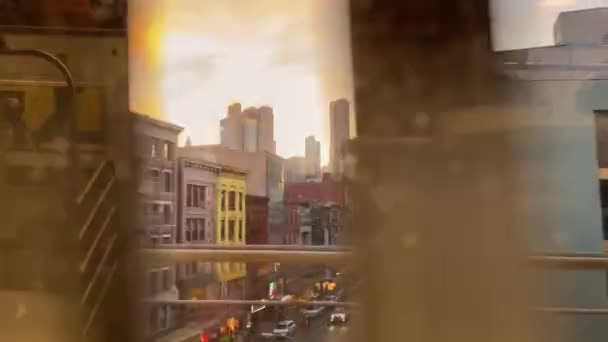 Поездка на поезде по Манхэттенскому мосту на закате, поезде Q, желтой линии — стоковое видео