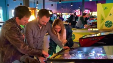 Williamsburg. 28 Aralık 2019. İki genç adam ve bir kız bir barda tilt oynuyorlar.