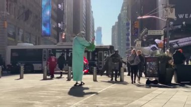 - New York. 27 Aralık 2019. Bir kişi, Times Meydanı, NYC, ABD 'de turistlere fotoğraf servisi sunan bir Özgürlük Heykeli kostümü.