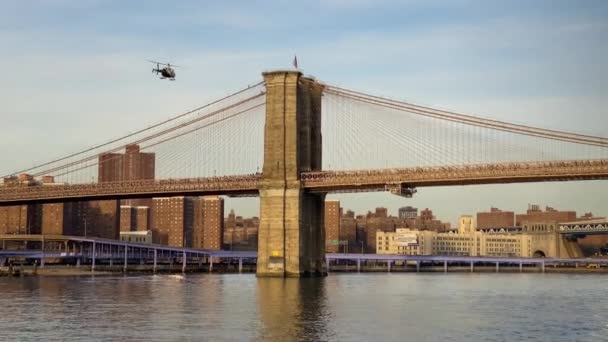 Brooklyn Köprüsü üzerinde uçan bir helikopter — Stok video