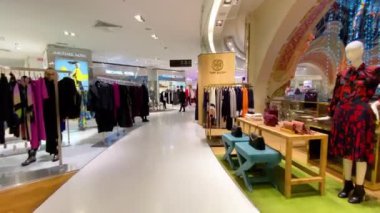 Paris mi? 27 Kasım 2019. Lafayette mağazalarında dolaşıyorum.