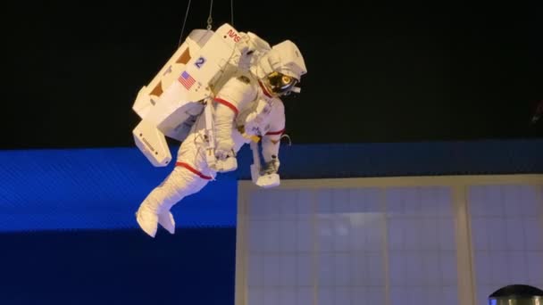 Een levensgroot model van een Nasas astronaut in Kennedy Space Center museum — Stockvideo