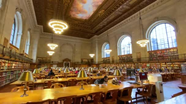 New York. 27. prosince2019. Lidé studující ve veřejné knihovně v New Yorku. Stephen A. Schwarzman Building. — Stock video