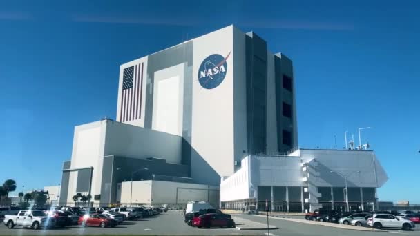 O edifício da montagem do veículo, ou VAB, no NASAs Kennedy Space Center — Vídeo de Stock