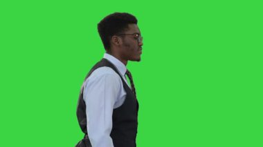 Gözlüklü genç Afrikalı Amerikalı iş adamı Yeşil Ekran 'da güvenle yürüyor, Chroma Key.