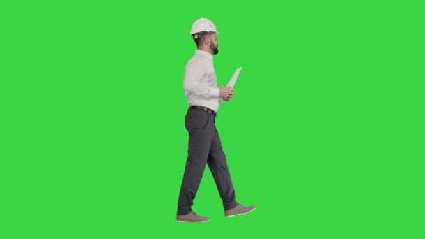 Ingeniero contratista de sitio masculino con casco de caminar, mirando el objeto y en los papeles, documentos en una pantalla verde, Chroma Key. — Vídeos de Stock
