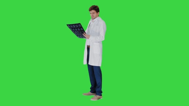 Médecin masculin bouleversé regardant l'image IRM aux rayons X et regardant vers la caméra, rien de ce que nous pouvons faire sur un écran vert, Chroma Key. — Video