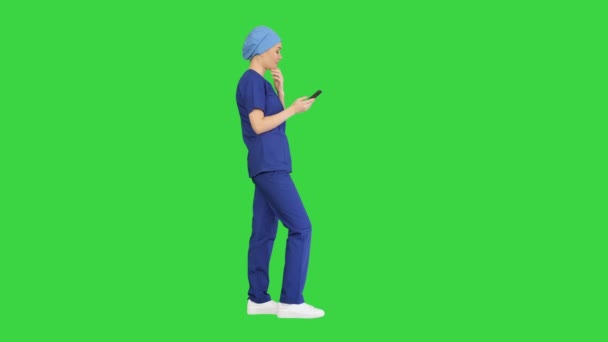 Pensando médico femenino usando su teléfono inteligente en una pantalla verde, Chroma Key. — Vídeos de Stock