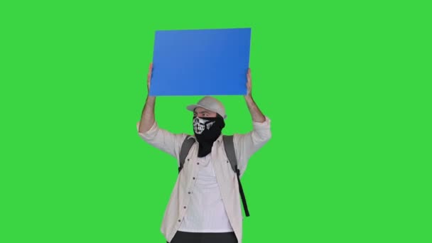 Ριζοσπαστικό άτομο που διαμαρτύρεται με σημάδι στα χέρια του σε μια πράσινη οθόνη, Chroma Key. — Αρχείο Βίντεο