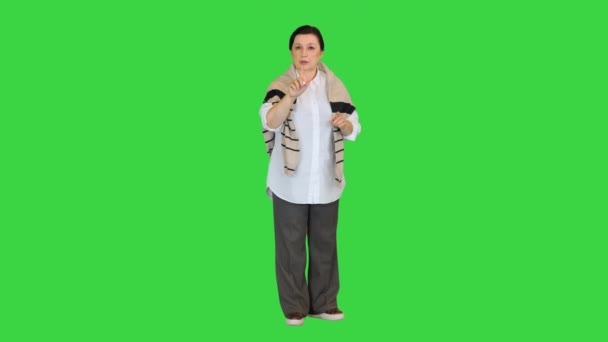 Frau mittleren Alters im Gespräch mit der Kamera auf einem Green Screen, Chroma Key. — Stockvideo