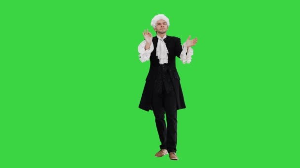 Hombre vestido como Mozart dirigiendo expresivamente mientras mira la cámara en una pantalla verde, Chroma Key. — Vídeo de stock