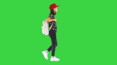Sırt çantalı Asyalı kız yeşil ekranda yürüyor, Chroma Key.