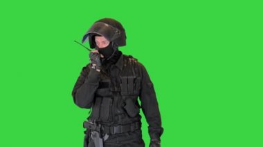 Tam üniformalı SWAT askeri yeşil ekranda radyo kullanıyor, Chroma Key.