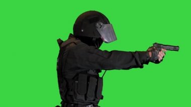Terörle Mücadele Timi Avcısı Yeşil Ekran, Chroma Key 'e tabancayla yürüyor ve nişan alıyor.