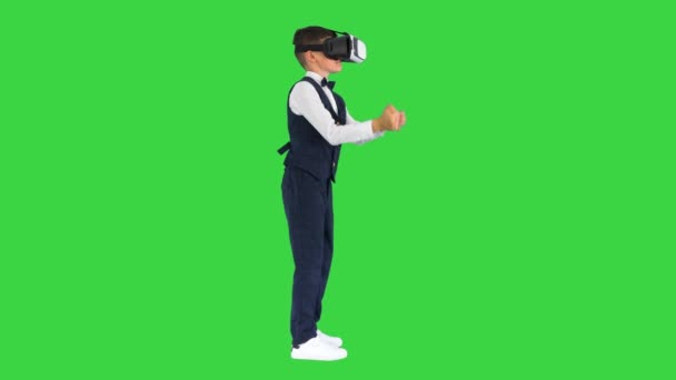 Garçon en tenue formelle jouant le jeu d'épée en réalité virtuelle lunettes sur un écran vert, Chroma Key. — Video