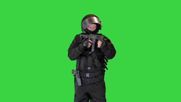 緑の画面、クロマキーに装甲スタンディングと再ロード機銃のテロの兵士に対抗. — ストック動画