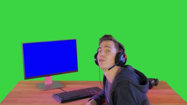 Oyuncu Yeşil Ekranda PC Monitörünün yanında oturan Kamerayla Konuşuyor, Kroma Anahtarı. — Stok video