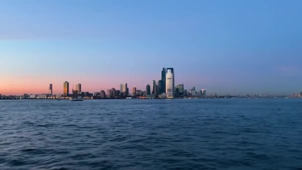 Liberty State Park, Jersey City, NJ, ao pôr-do-sol, vista da balsa — Vídeo de Stock