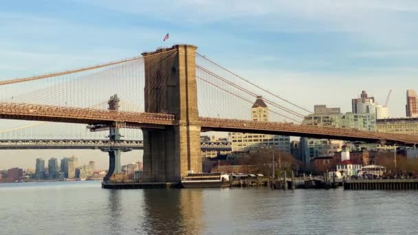 Navegando bajo los dos puentes en East River, Brooklyn Bridge y Manhattan bridge — Vídeos de Stock