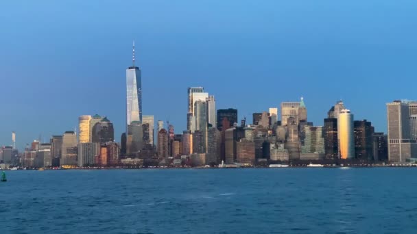 Acercándose al centro de Manhattan al atardecer en barco, NY, EE.UU. — Vídeos de Stock