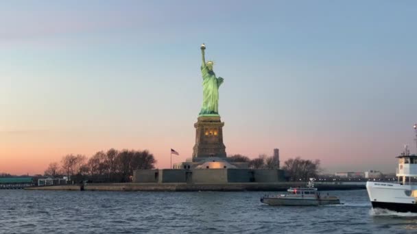 Στη Νέα Υόρκη. 27 Δεκεμβρίου 2019. Άγαλμα Κρουαζιέρες πλοίο στο ηλιοβασίλεμα με το Άγαλμα της Ελευθερίας στο πίσω μέρος — Αρχείο Βίντεο
