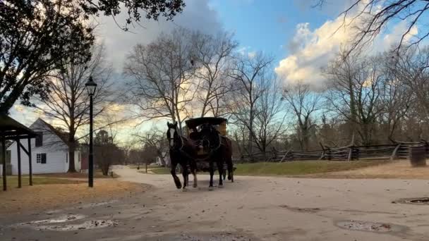 Williamsburgben. 2019. december 28. Turisták látogatás Colonial Williamsburg, Virginia, USA — Stock videók