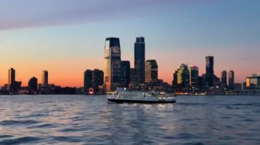 Heykel Günbatımında vapur gezintisi, Hoboken silüeti