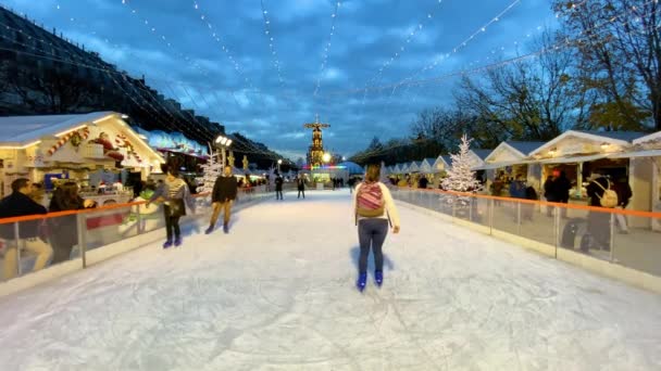 Parijs. 27 november 2019. Mensen ijsberen op een kerstmarkt in Europa — Stockvideo