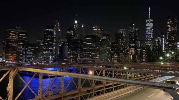 Bajo Manhattan por la noche, vista desde el puente de Brooklyn — Vídeos de Stock