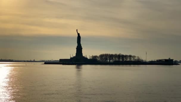 Närmar sig Frihetsgudinnan med båt, USA — Stockvideo