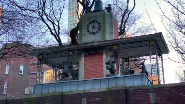 Zoológico Central Park. George Delacorte Reloj Musical, Nueva York, Estados Unidos — Vídeos de Stock