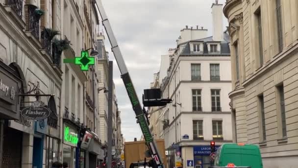 Paris. 27 novembro 2019. Hauladge, um caminhão em movimento e um elevador especial para mover coisas pessoais para edifícios altos — Vídeo de Stock