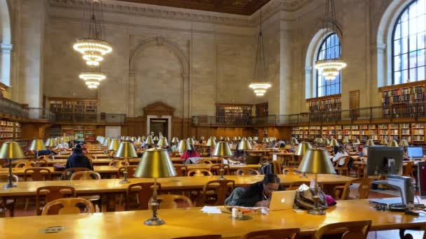Στη Νέα Υόρκη. 27 Δεκεμβρίου 2019. Άνθρωποι στη Δημόσια Βιβλιοθήκη της Νέας Υόρκης. Κτίριο Στίβεν Α. Σβάρτσμαν. — Αρχείο Βίντεο