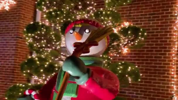New York. 27 dicembre 2019. Una figura pupazzo di neve e altre decorazioni per la casa intorno alla zona di Dyker Heights, NYC — Video Stock
